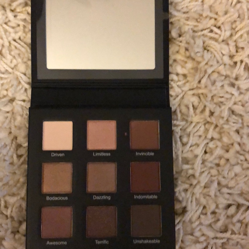 Eyeshadow - Picture 3 of 3